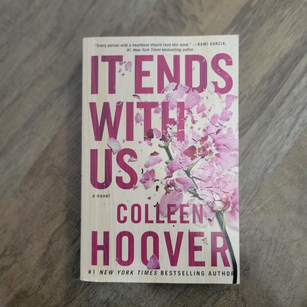 IT ENDS WITH US PAPERBACK NOVEL BY COLLEEN HOOVER - EUC